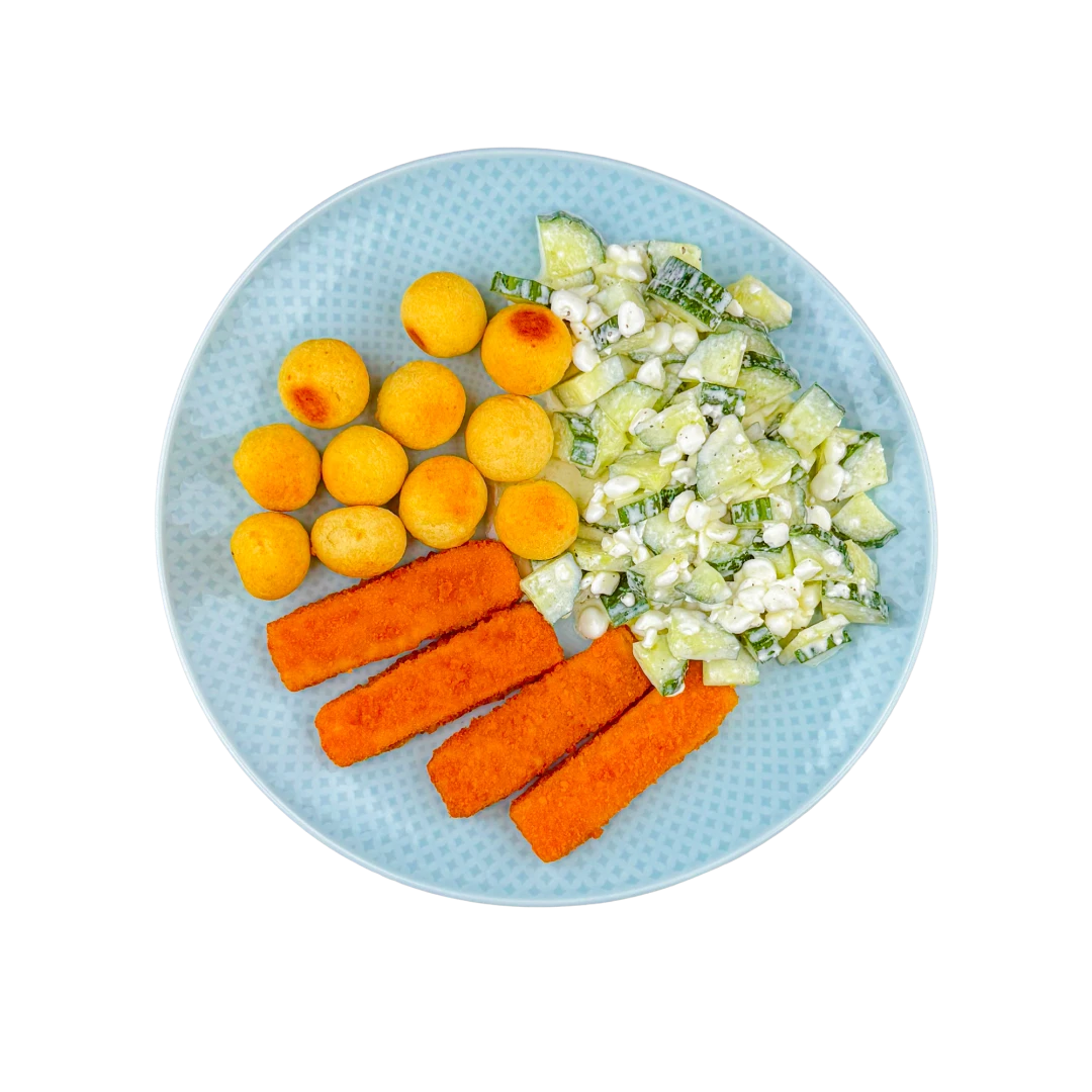 Fischstäbchen mit Kroketten und Gurkensalat
