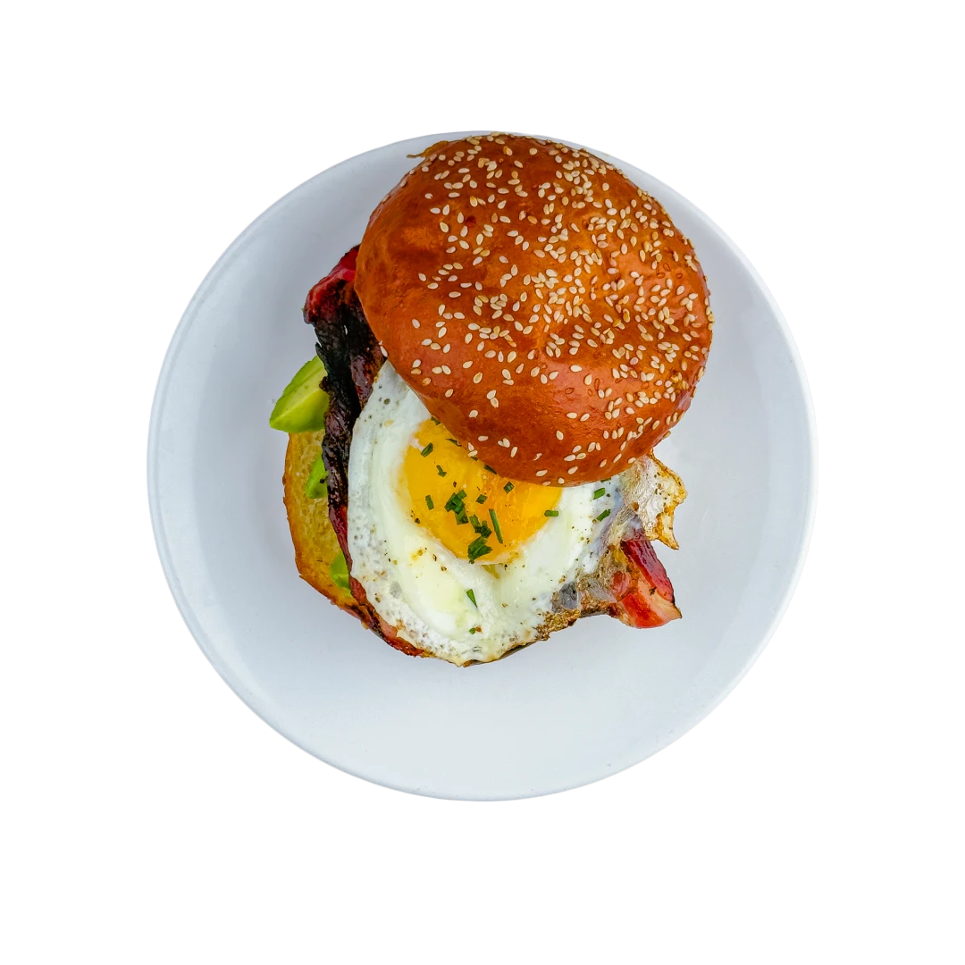 Burger mit Avocado, Speck und Ei