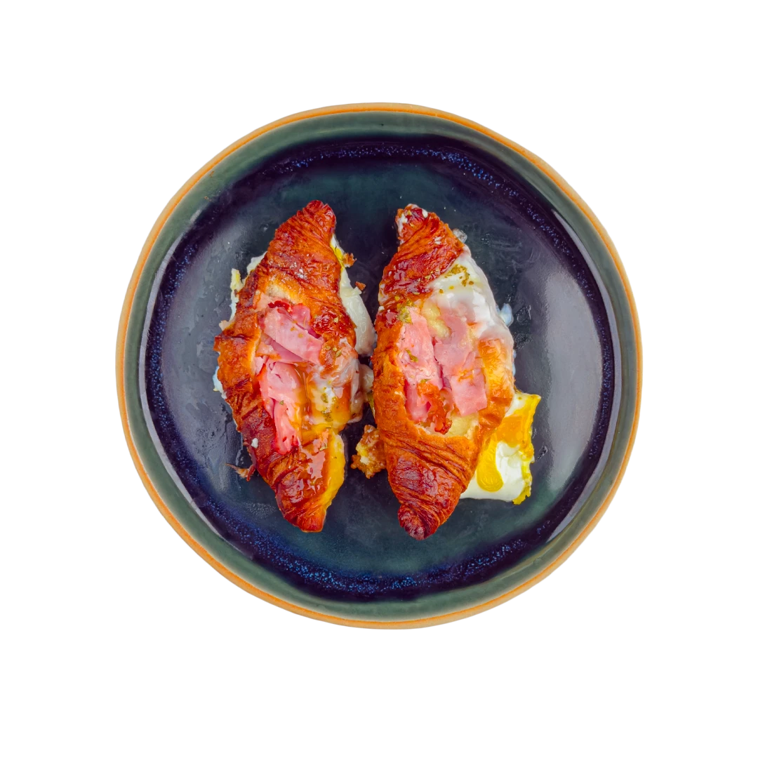 Croissants mit Ei, Schinken und Käse